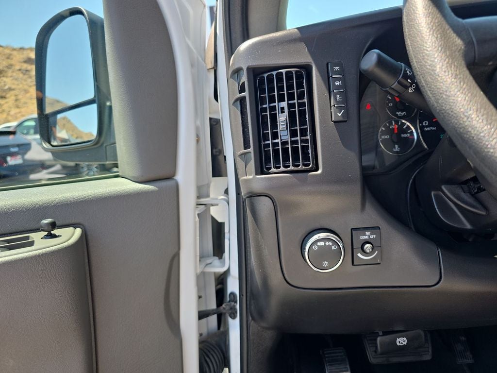 2025 Chevrolet Express Passenger 1LT