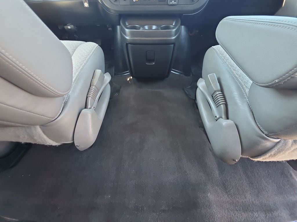 2025 Chevrolet Express Passenger 1LT