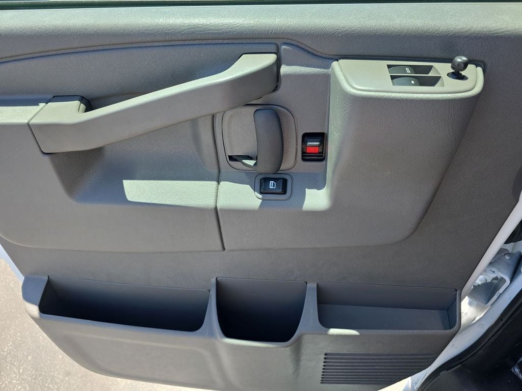 2025 Chevrolet Express Passenger 1LT