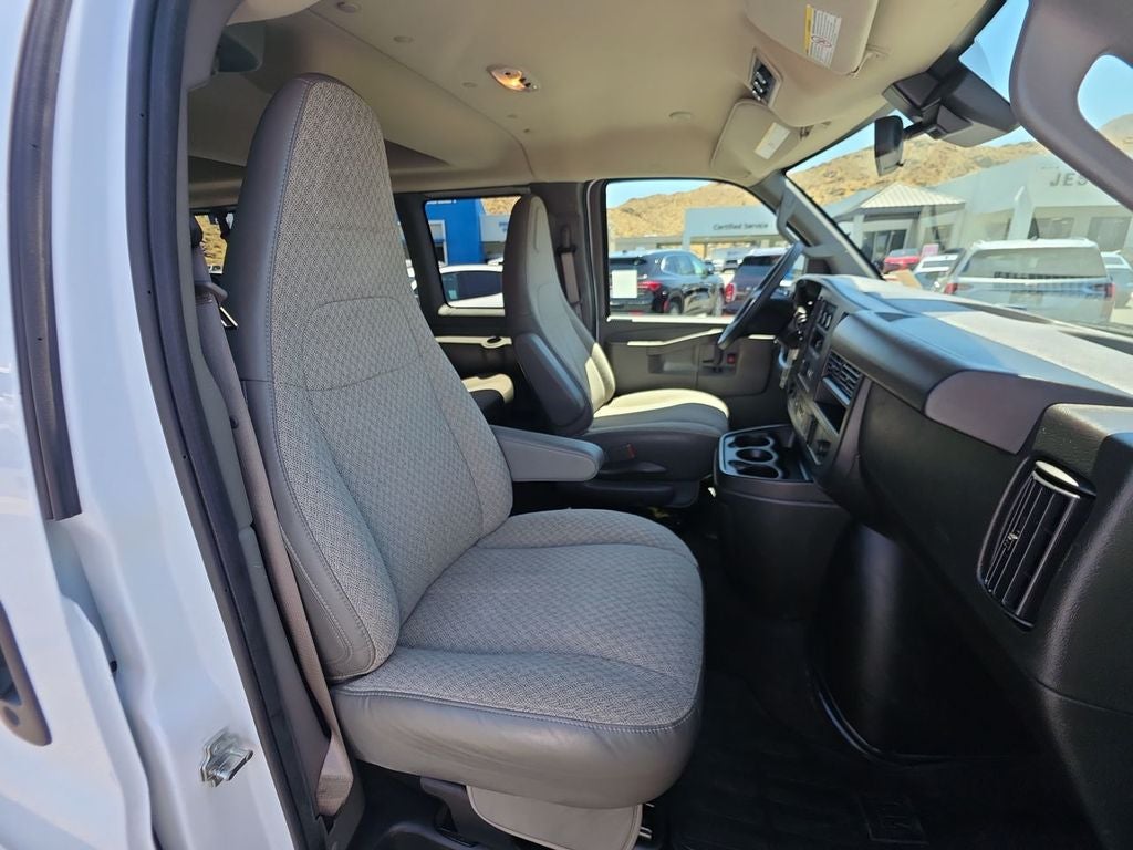 2025 Chevrolet Express Passenger 1LT