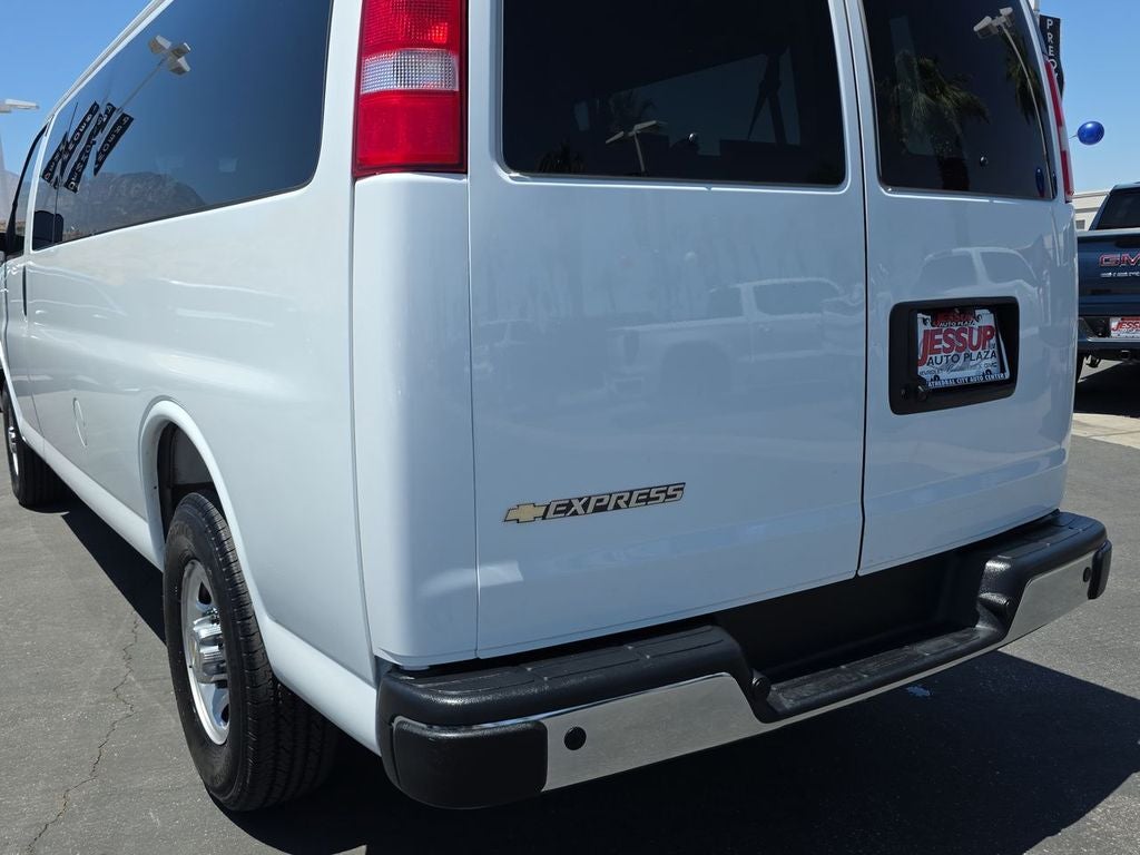 2025 Chevrolet Express Passenger 1LT