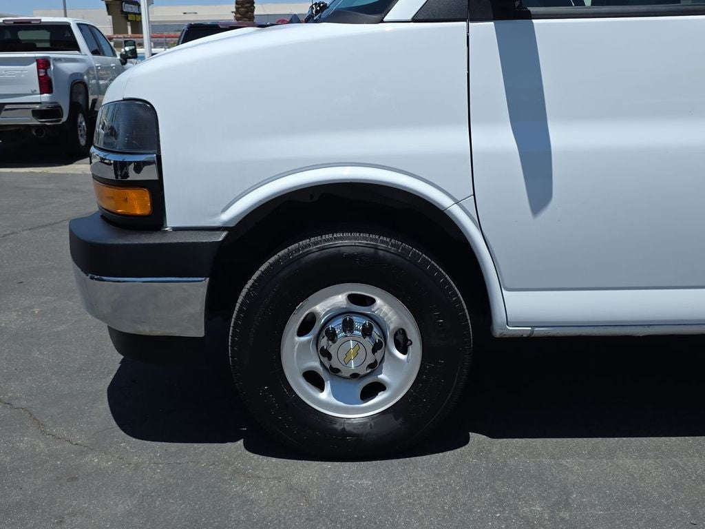 2025 Chevrolet Express Passenger 1LT