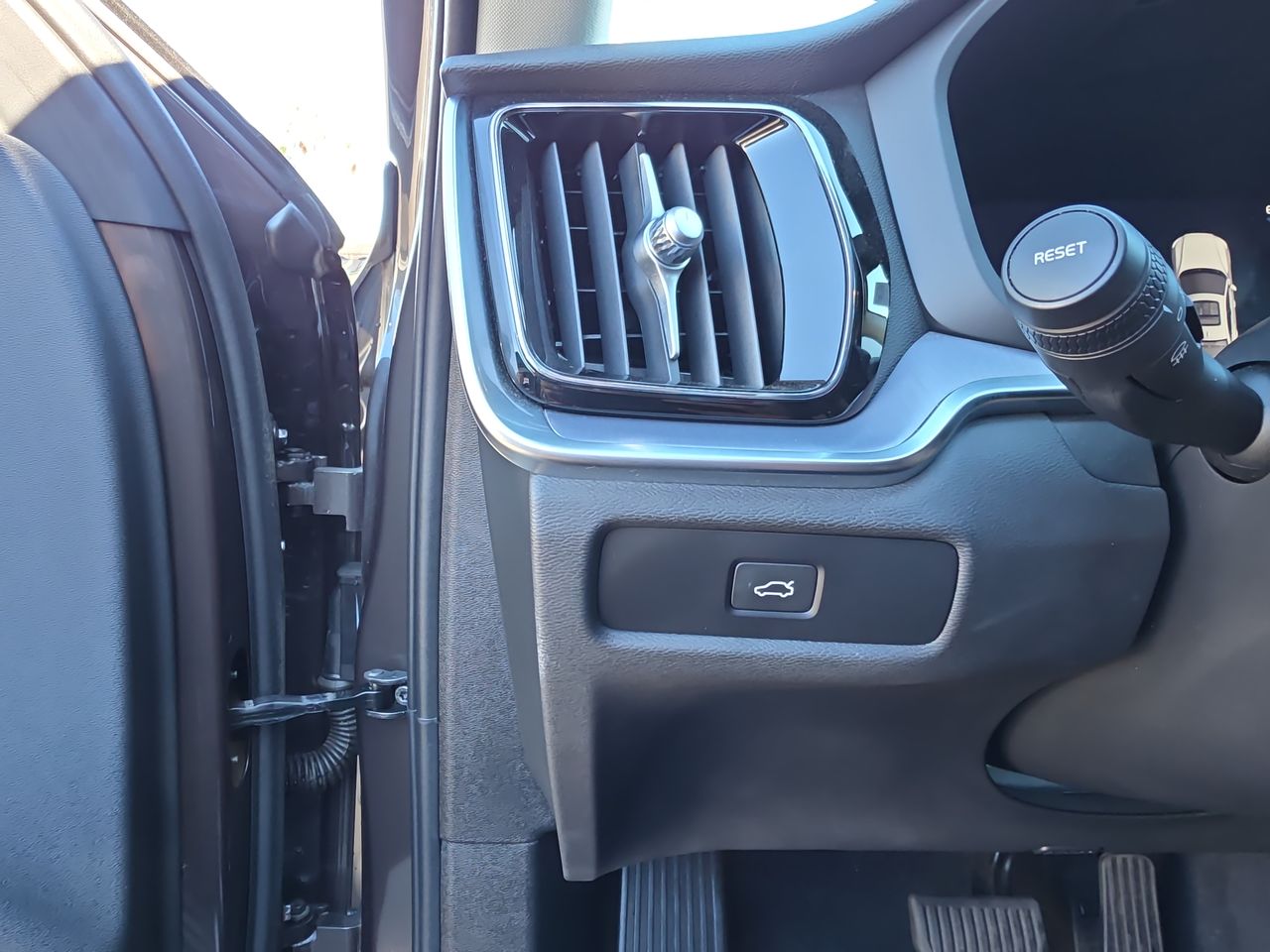 2024 Volvo S60 Core Dark Theme